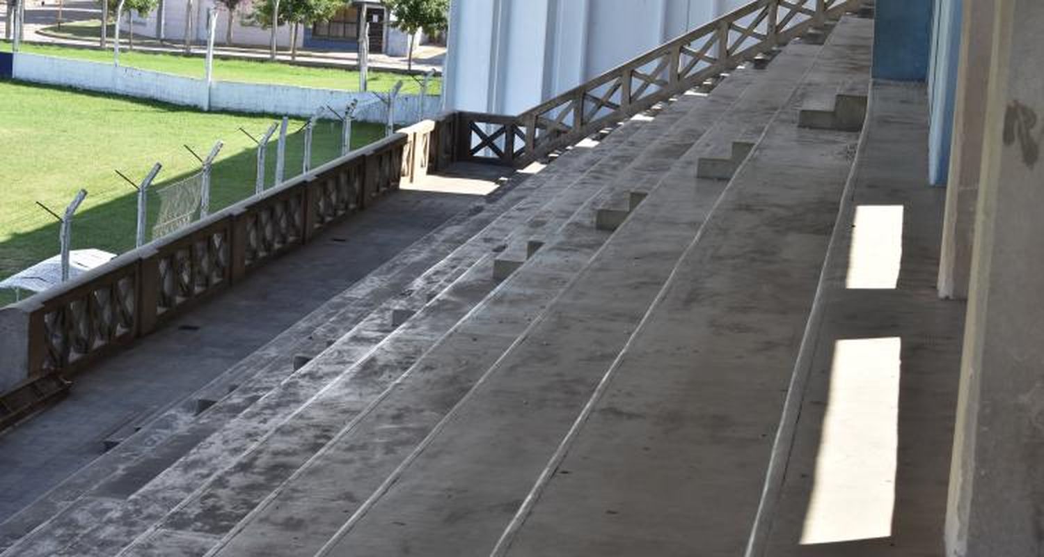 La tribuna techada del Estadio Municipal sigue clausurada y sin obras programadas en el corto plazo