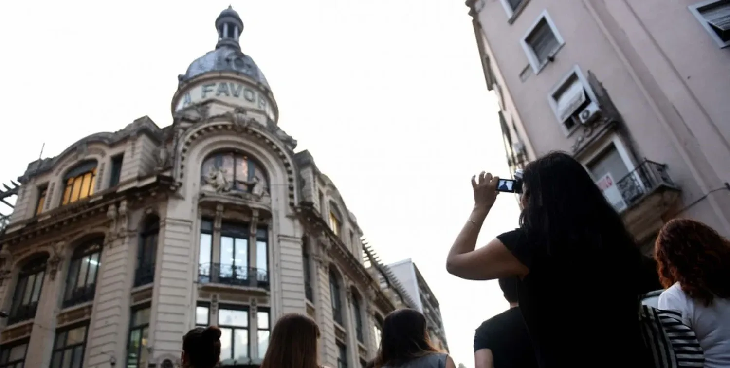 Se trata de un pasaporte turístico que tiene el objetivo de acercar a turistas a diferentes propuestas para disfrutar en la ciudad con una atención por parte de los prestadores y espacios que participan.