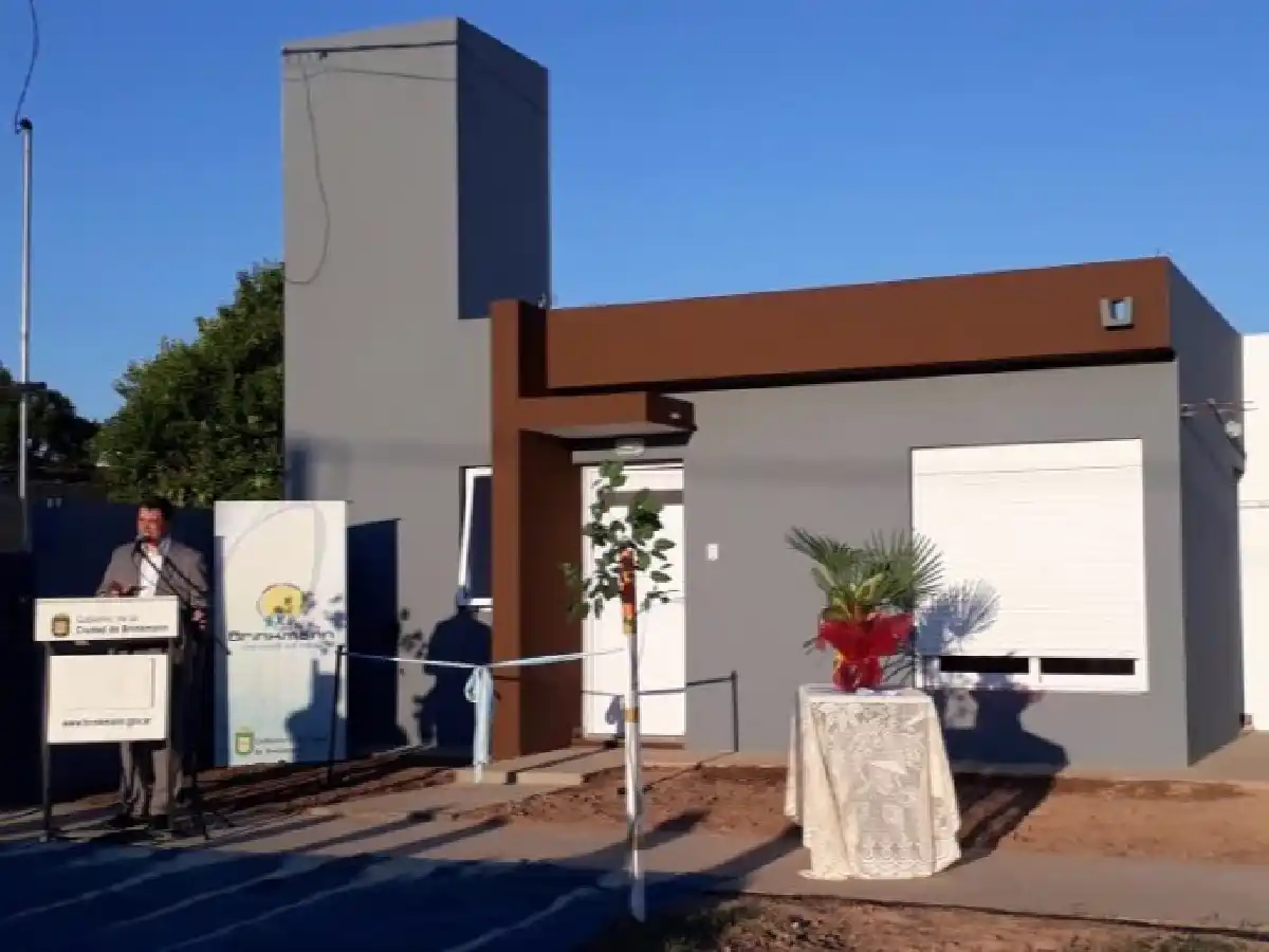 Entregaron dos nuevas  casas del plan "Habitar"
