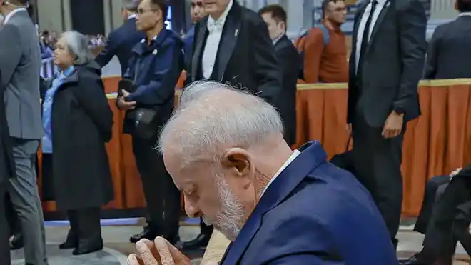 Lula rezando ante el feretro de Francisco