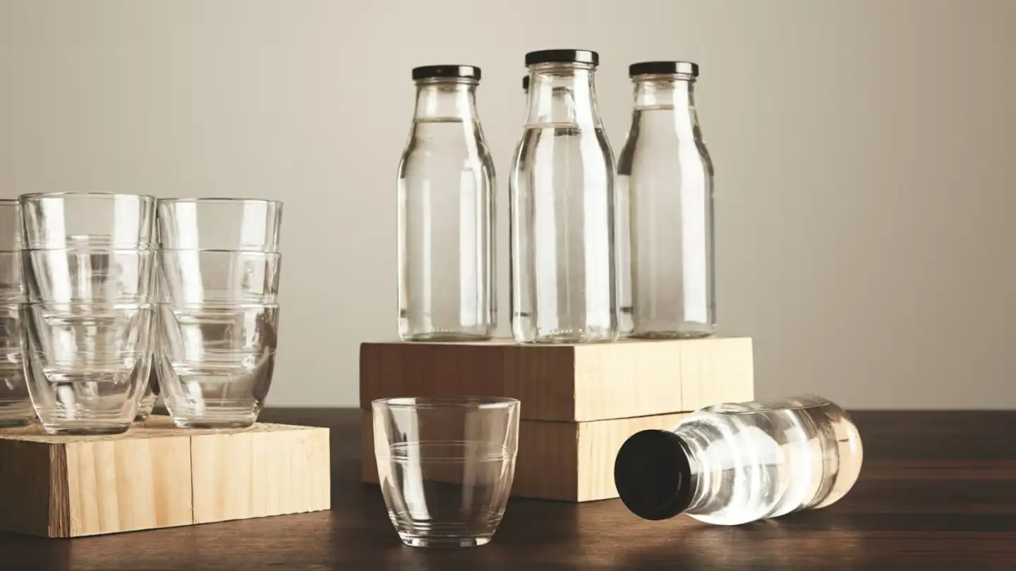 botellas y vasos de vidrio