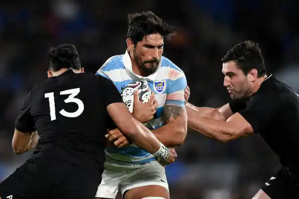 Rodrigo Bruni al ataque contra dos neozelandeses.