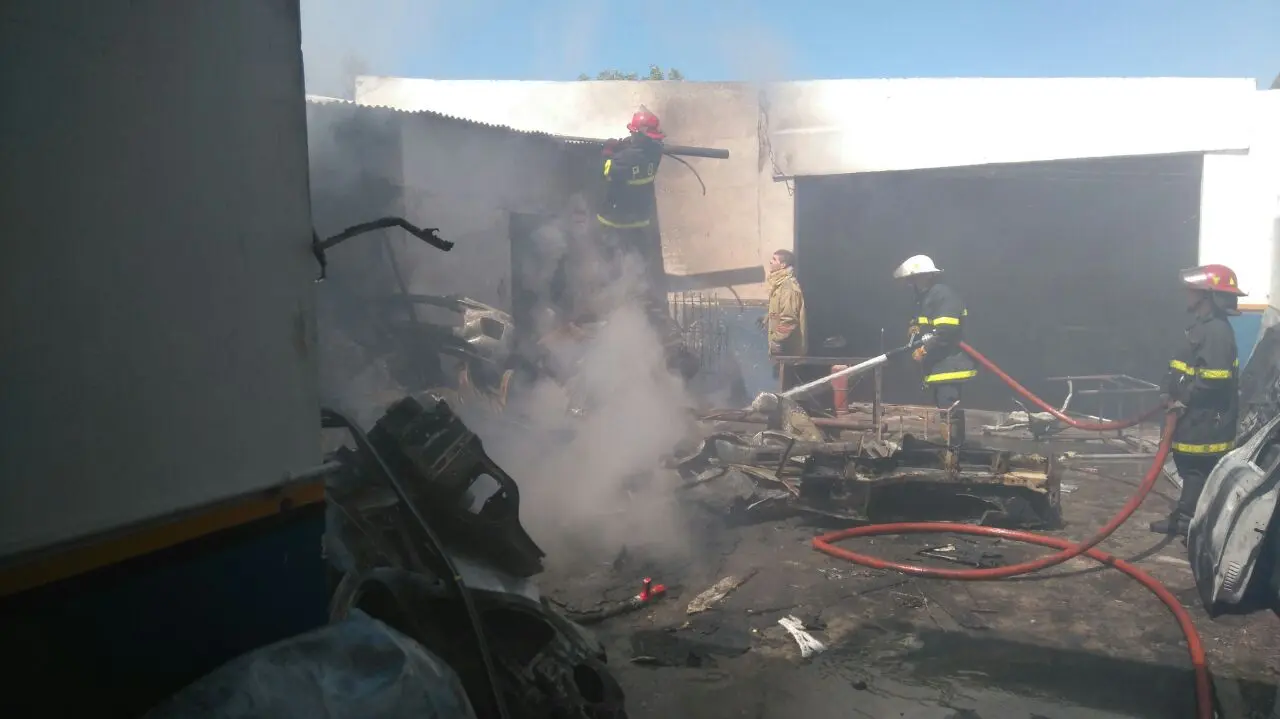 Incendio en taller de chapa y pintura
