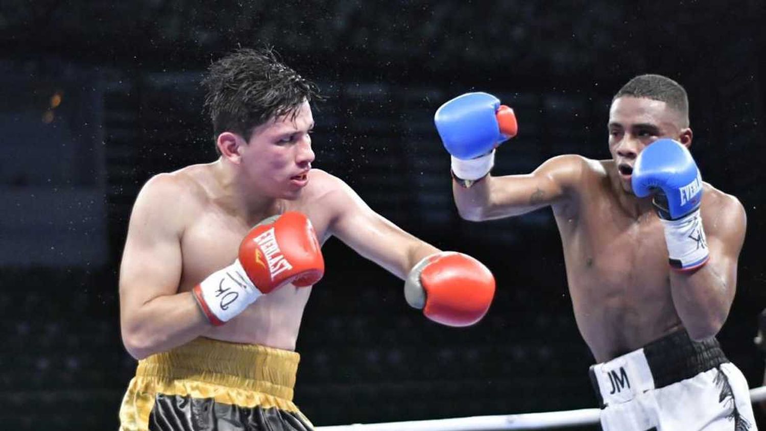 ¡TREMENDO GOLPE! Boxeador colombiano Luis Quiñones GRAVE tras ser noqueado (+video)