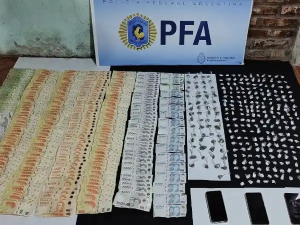 Tres detenidos con múltiples envoltorios con cocaína y marihuana en zona noroeste.