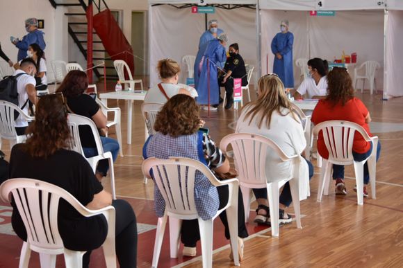 Comenzó la vacunación en Mitre: esperan más vacunas y se mudarán “cuando se terminen las tandas”