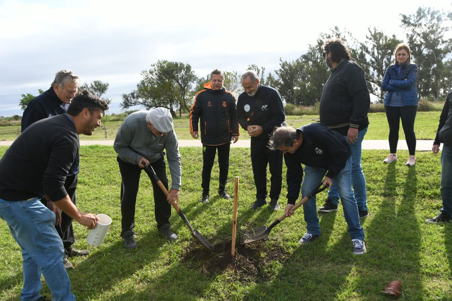 El municipio continúa la reforestación de la Costanera Norte