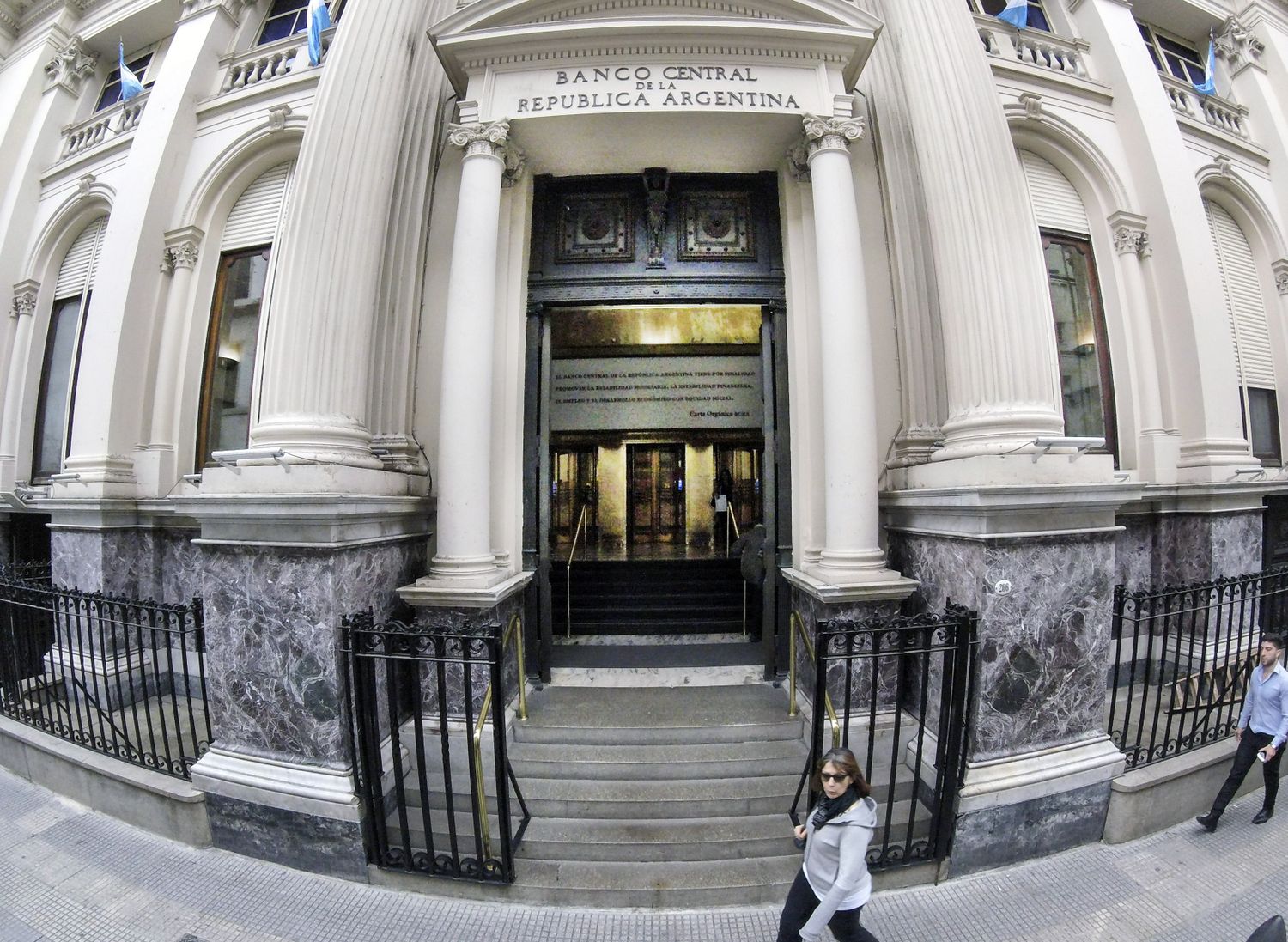 El Banco Central dispuso un endurecimiento del cepo para evitar la salida de los dólares