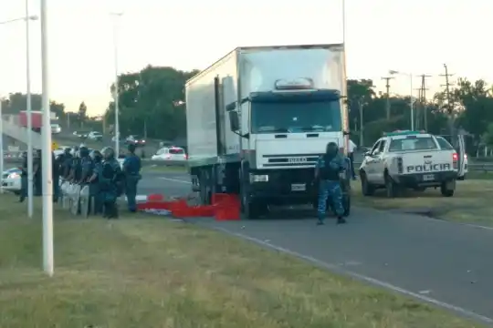 17 detenidos por saquear camiones e intentar ingresar a un supermercado