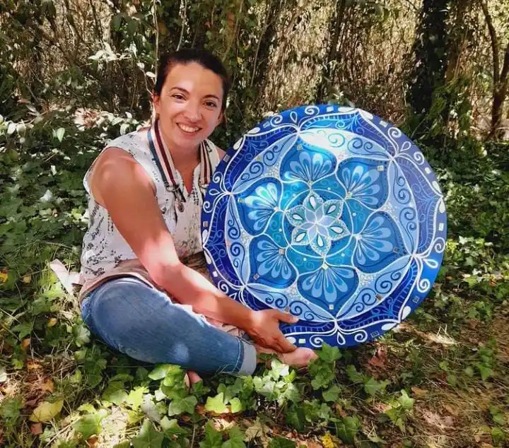 Pintar mandalas, su trabajo y su pasión