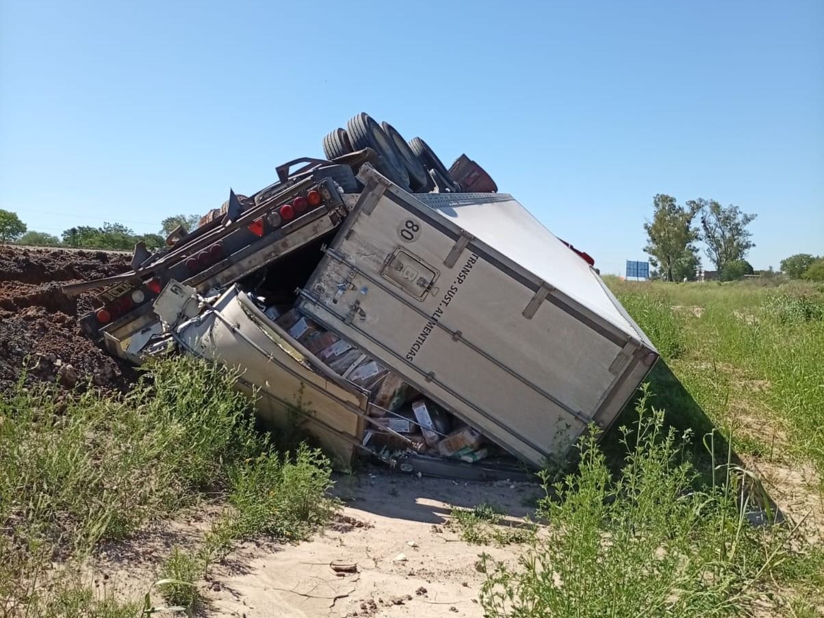 Volcó un camión cargado con pollos en Ruta 4 y generó un amplio operativo de seguridad