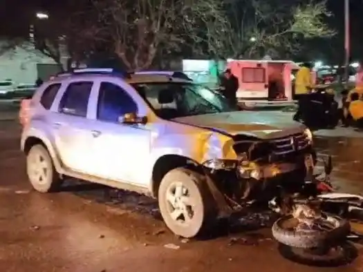 El siniestro ocurrió en el cruce de avenida del Valle y Chacabuco, donde impactaron una Renault Duster, conducida por una mujer, y una motocicleta en la que viajaban las dos víctimas.