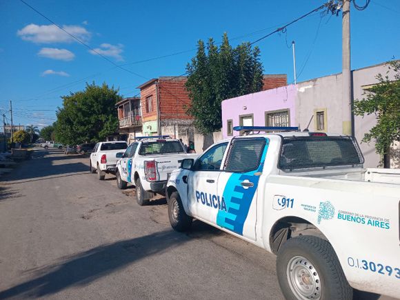 Allanaron tres domicilios por un robo