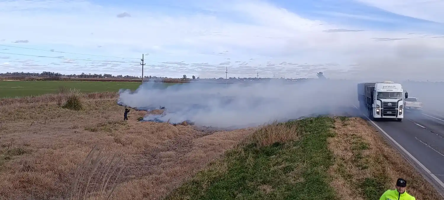 La presencia de humo generó dificultades para la circulación vehicular. Foto: BVVT