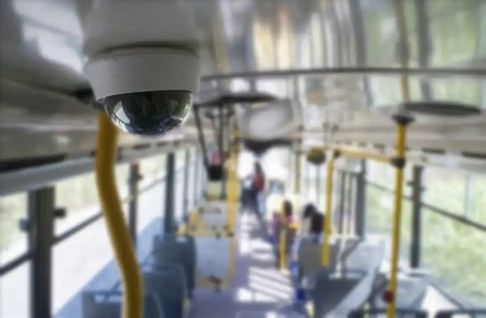 Promulgaron la ley que obliga a colectivos a llevar cámaras de seguridad