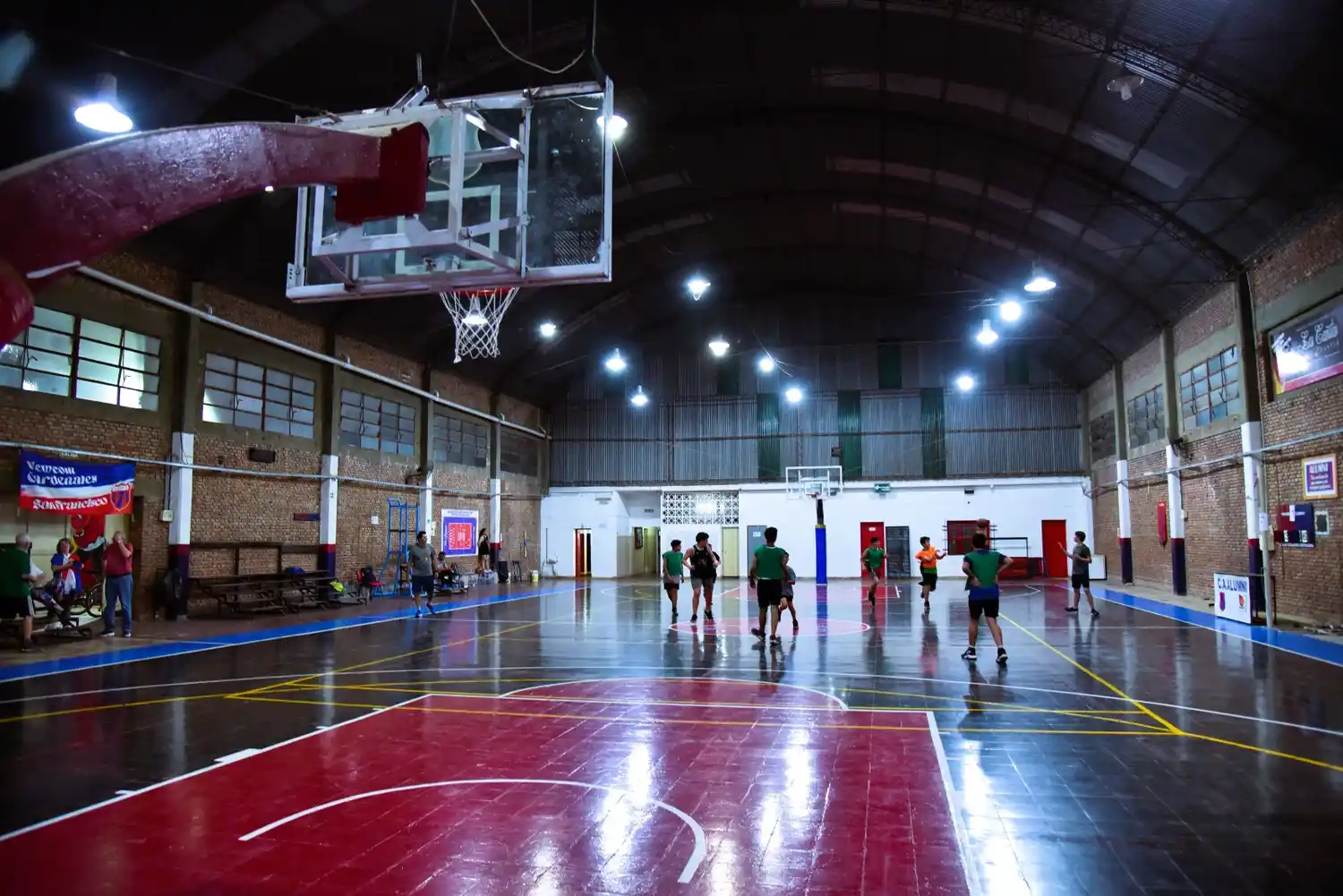 La cancha de básquet espera por el piso flotante