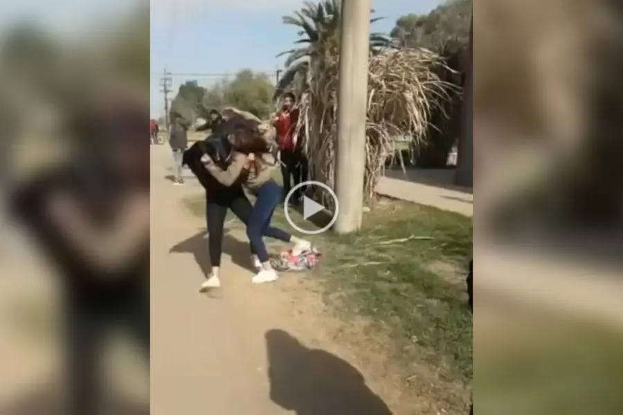 VIDEO | A las piñas a la salida de la escuela en una localidad vecina: dos jóvenes se dieron una brutal paliza
