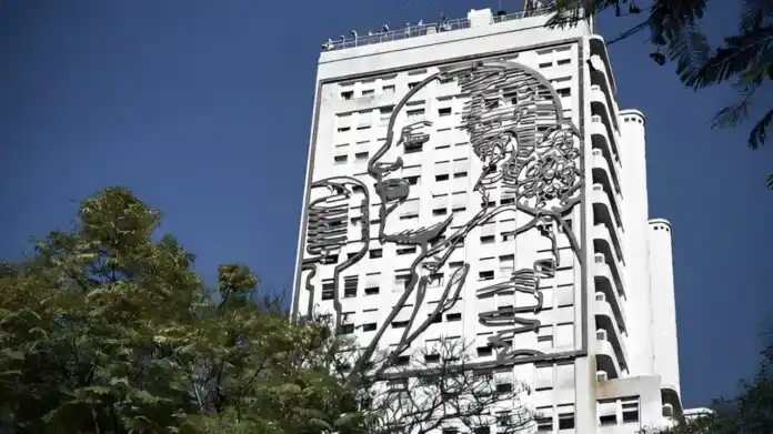 Escultura de hierro sobre el edificio