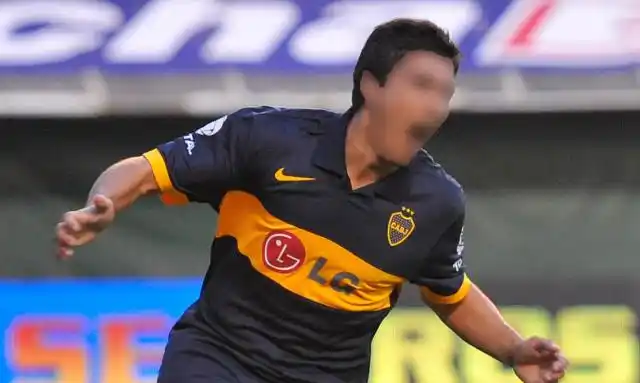 Ex 10 de Boca, a las piñas en un partido con el ayudante de campo