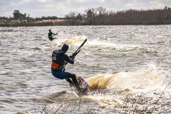 Chascomús es el lugar ideal para practicar y aprender Kitesurf