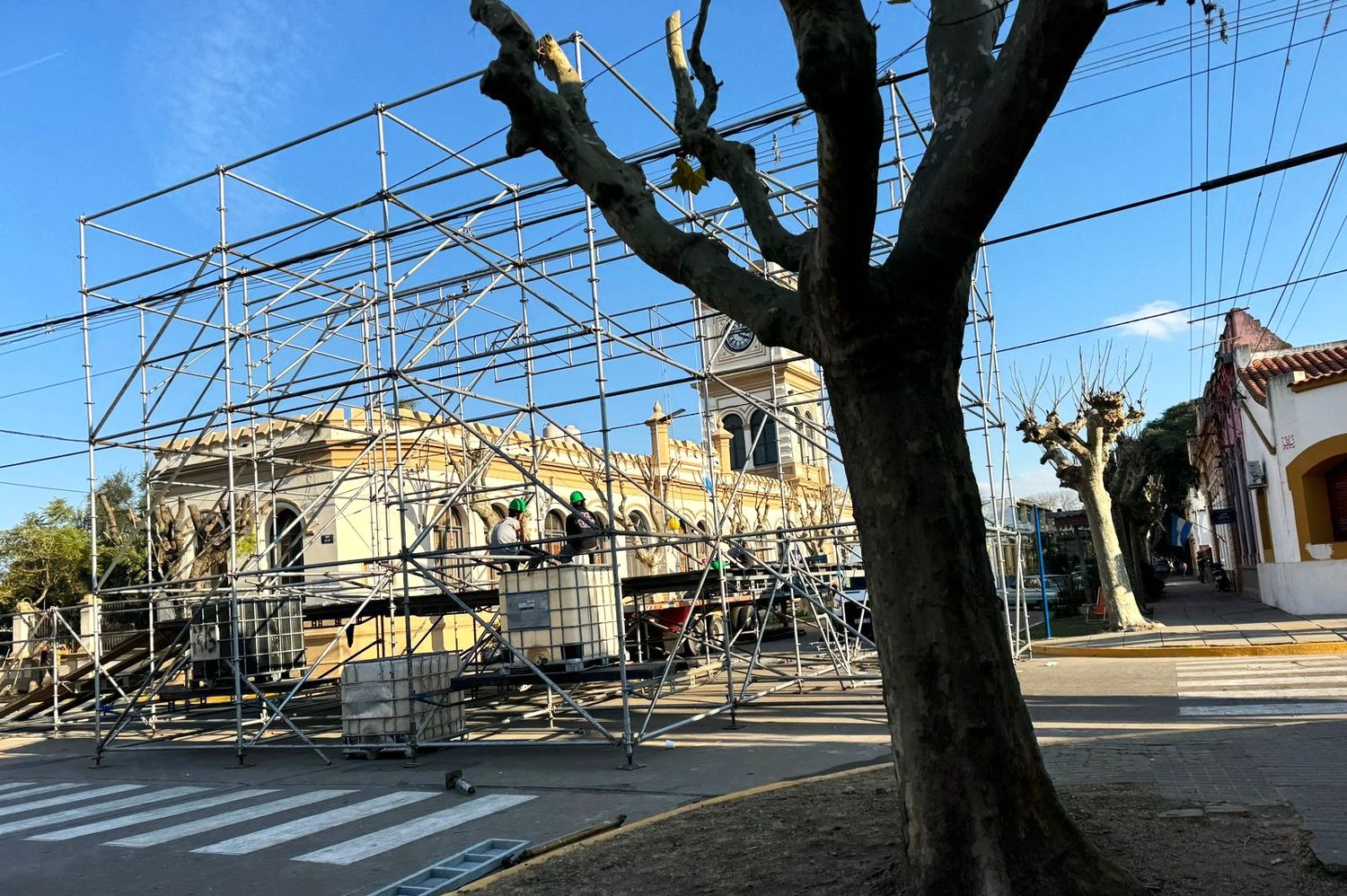 El escenario está en la intersección de Pellegrini y Perón.