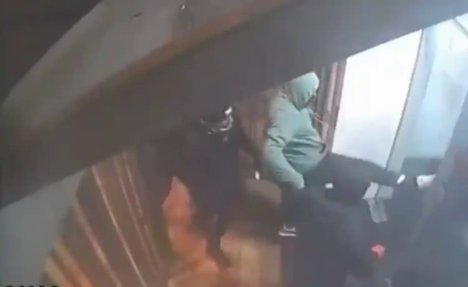 Así pateaban la puerta de ingreso al edificio los jóvenes detenidos esta madrugada.