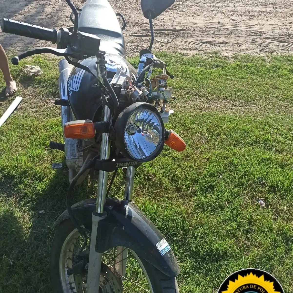 Hombre cayó con su moto al esquivar un perro, presentó lesiones leves