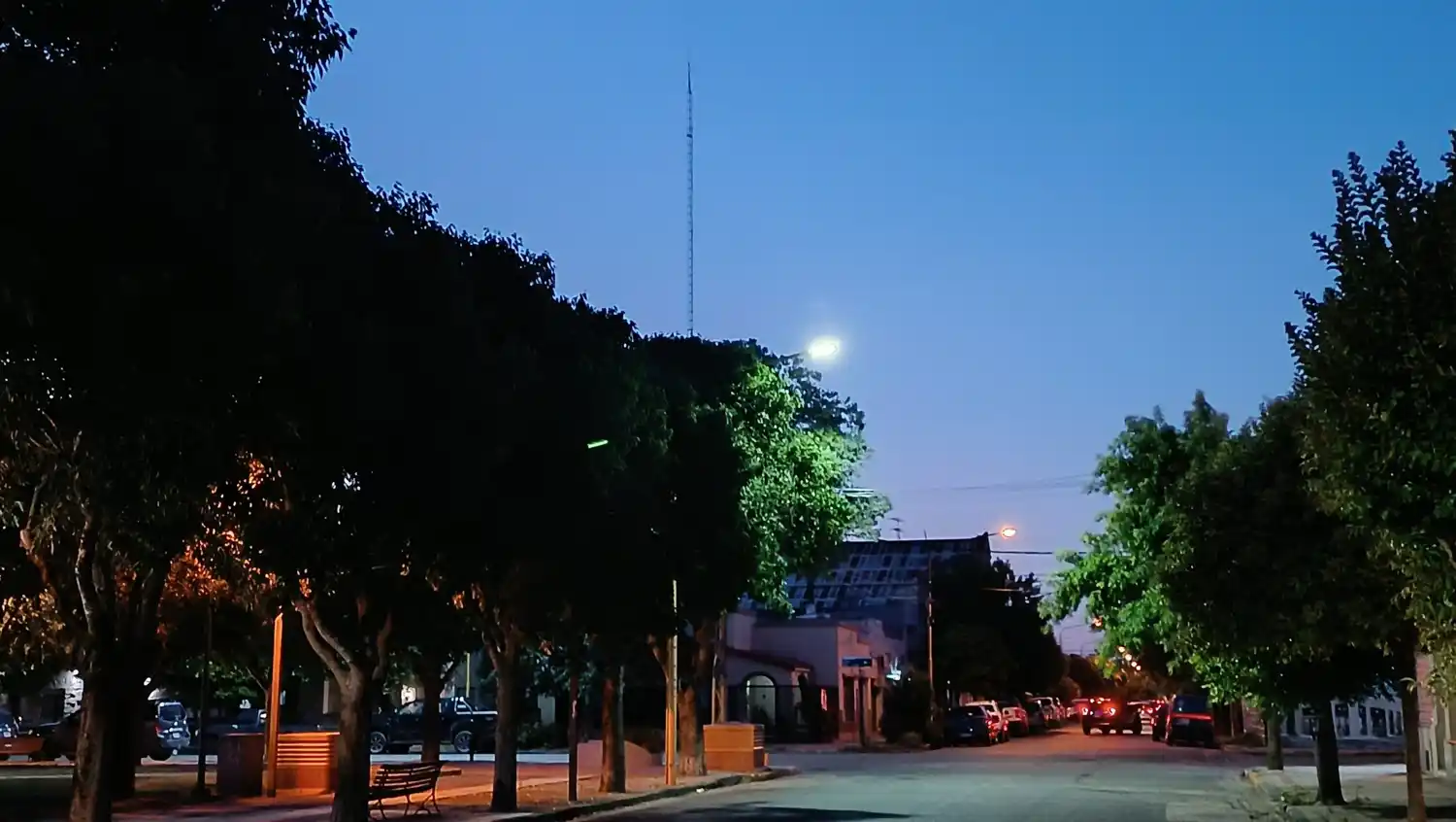 Recambio de Luminarias. Hoy fue el turno de la Plaza España