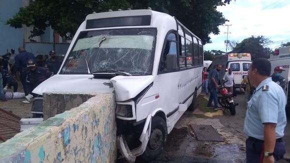 ¡CONMOCIÓN! 13 heridos dejó choque de camión contra autobús en La Guaira