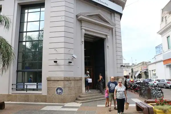 Diferentes sectores trabajan para que no falte efectivo por el paro bancario y el feriado