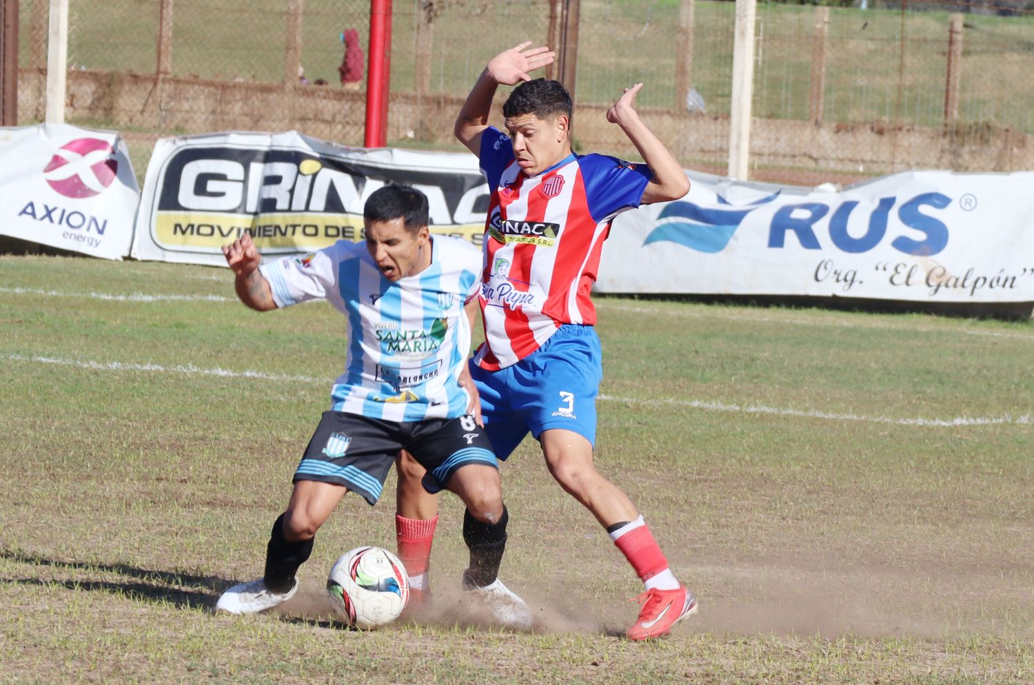 Fútbol de la liga concordiense: Libertad quedó como único líder