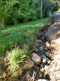 Una calle que está más alta que la vereda acarrea problemas en el Uncas