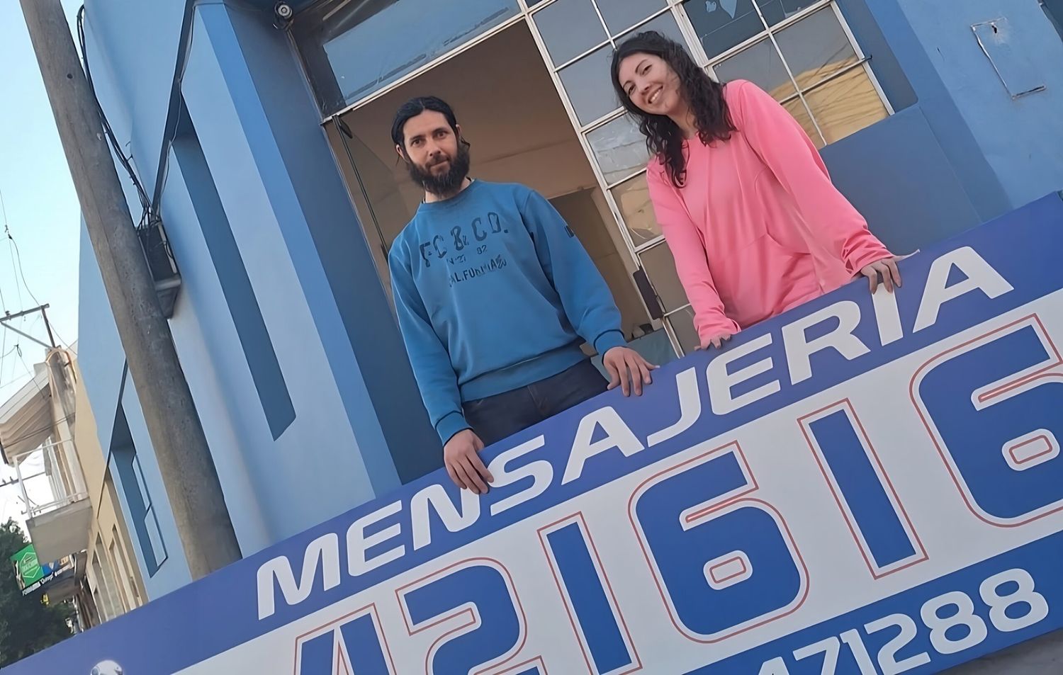 Fusionaron dos históricas mensajerías: 421616 y la del 900 ahora son una, en manos de la nueva generación