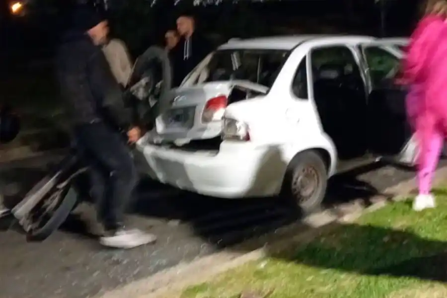 Iba "colgando la moto como un campeón" hasta que chocó contra un auto estacionado en una avenida de Paraná