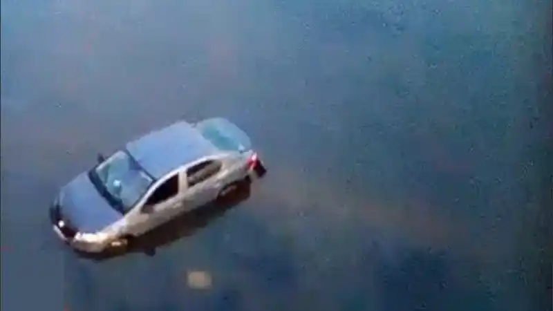 Cayó un auto al arroyo Saladillo