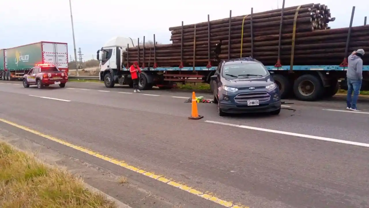 Un automóvil pinchó un neumático y chocó con un camión