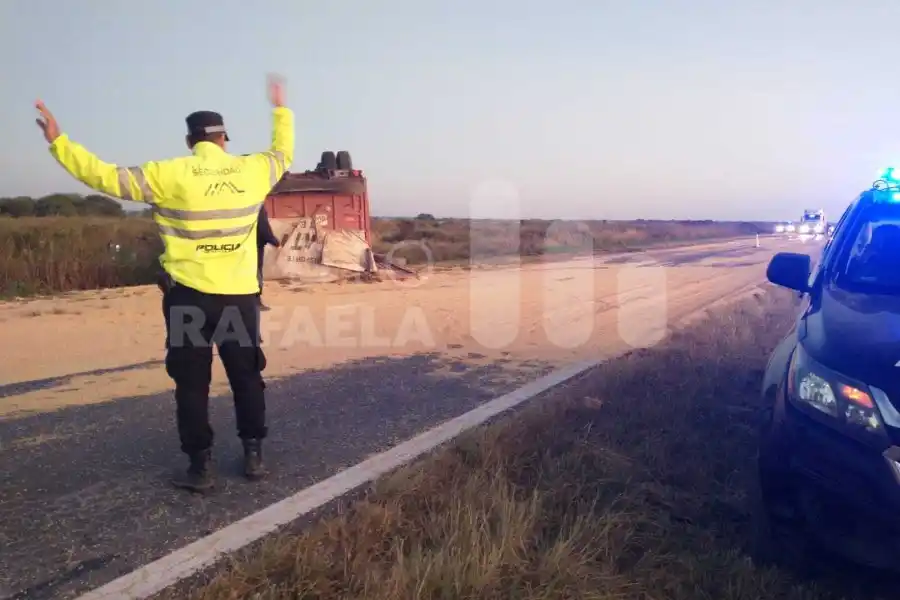 Un camión volcó toda su carga sobre la RP2 y el tránsito se encuentra interrumpido