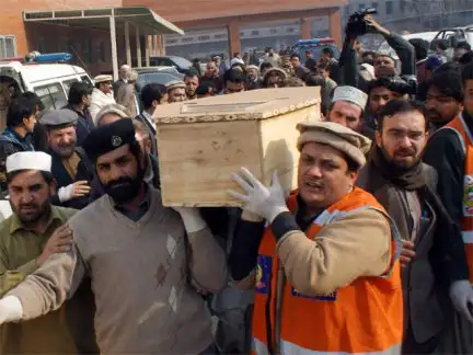 Talibanes matan 132 niños en el peor atentado de la historia de Pakistán