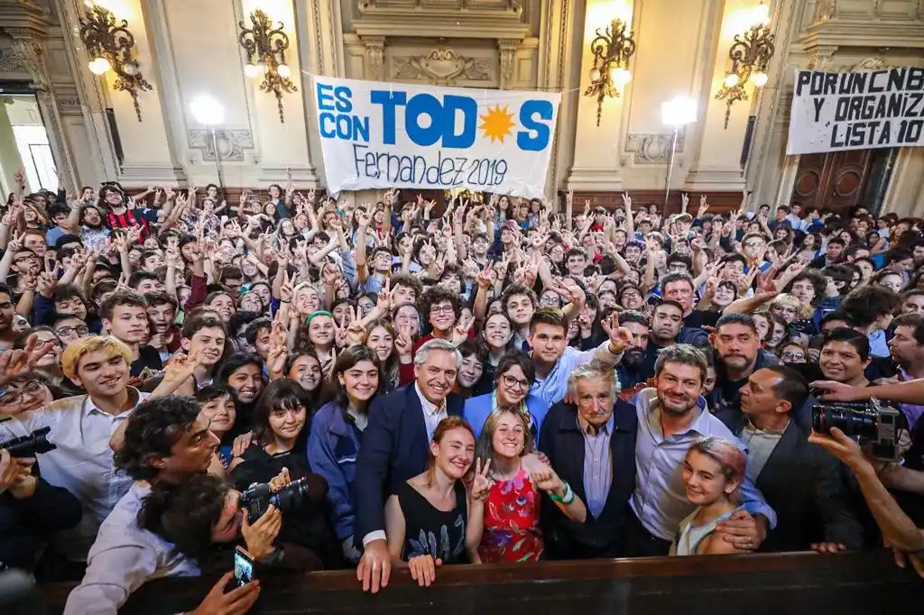 Fernández y Mujica, con jóvenes en el Colegio Nacional Buenos Aires