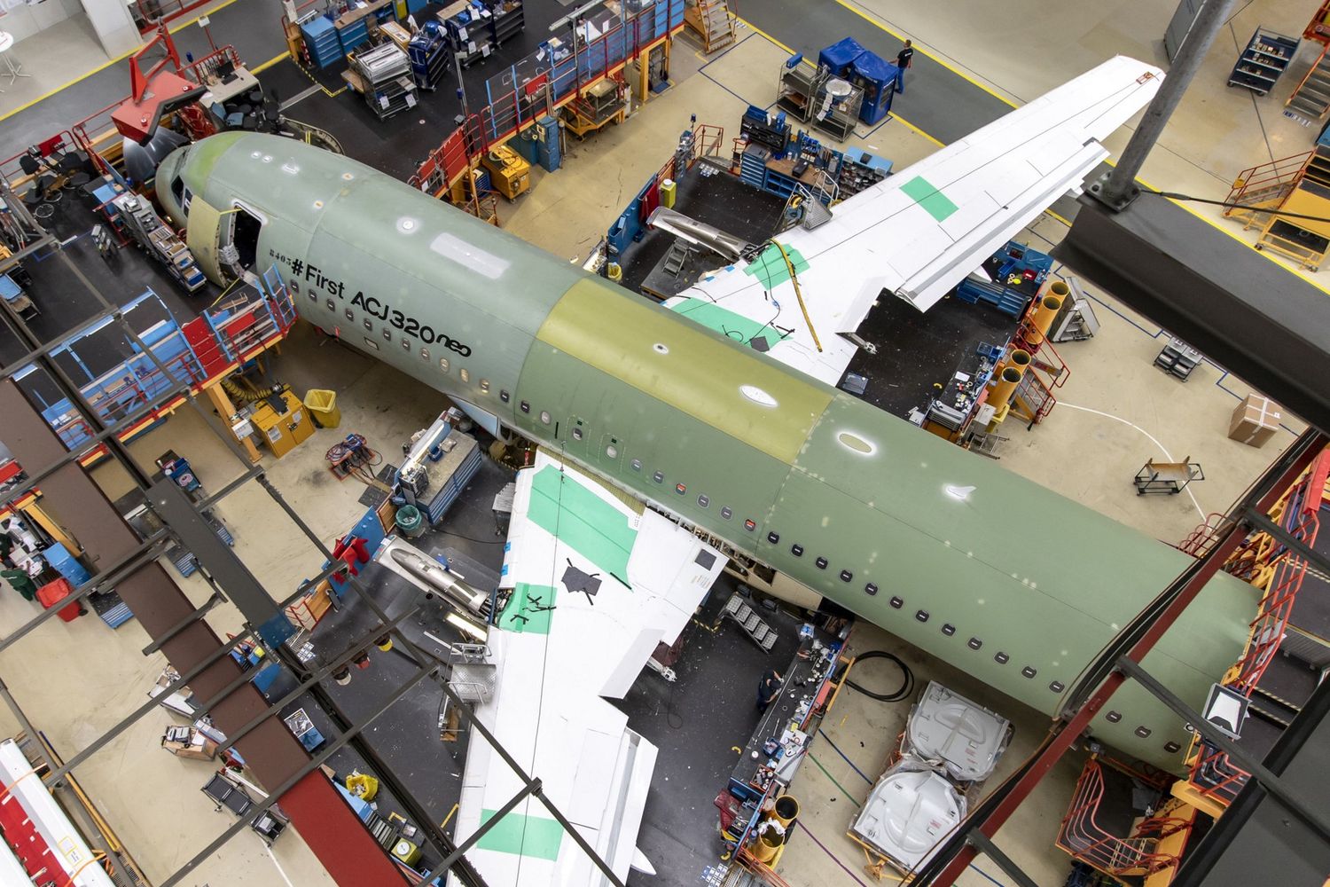 El primer ACJ320neo ingresó a la línea de ensamble final