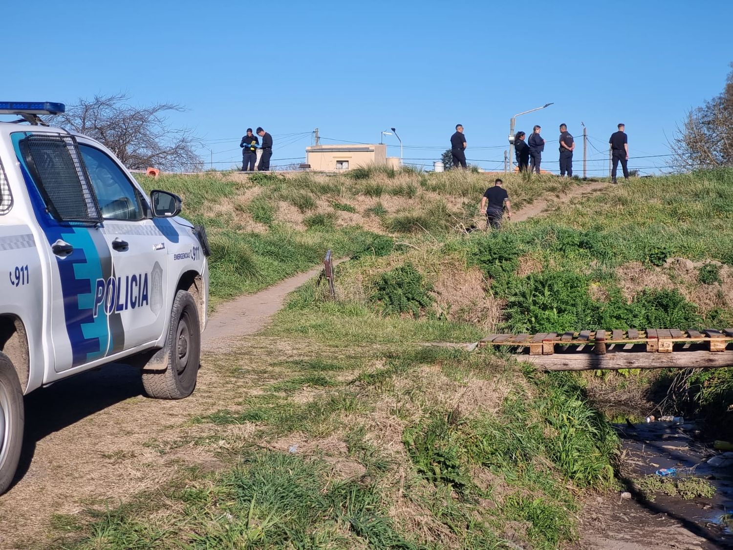 Se hicieron presentes en el lugar efectivos policiales, funcionarios judiciales y peritos criminalísticos.