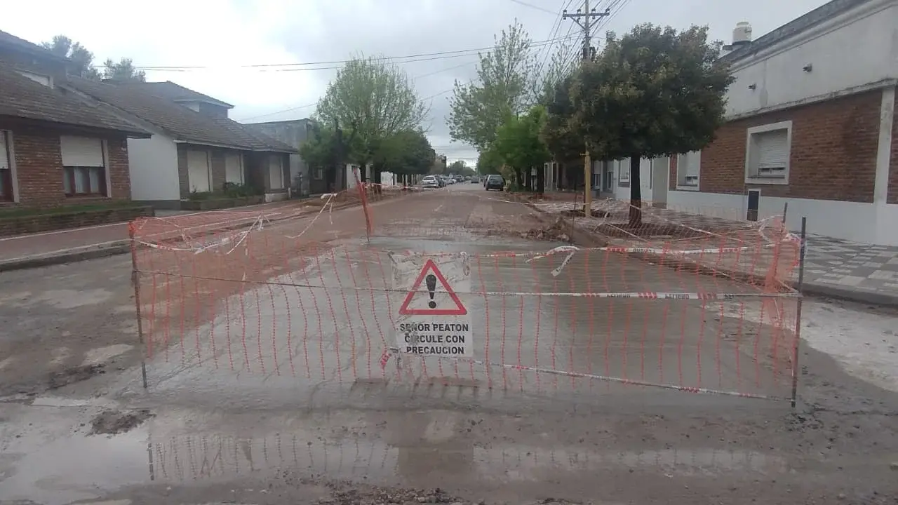 Corte de tránsito por obras de bacheo en la intersección de Sargento Cabral y Estrada