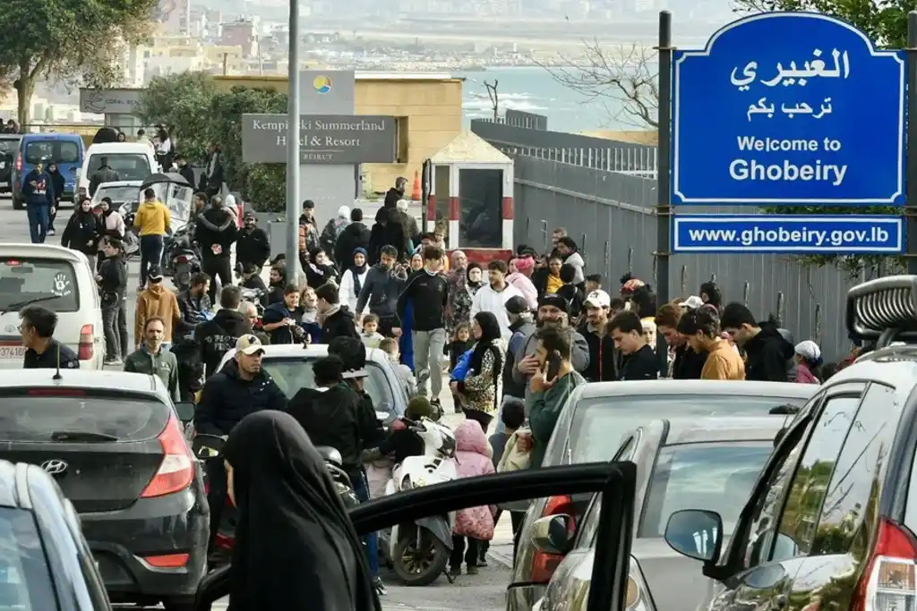 Residentes de Beirut huyen de las zonas en las que el Ejército israelí ha emitido órdenes de evacuación. EFE