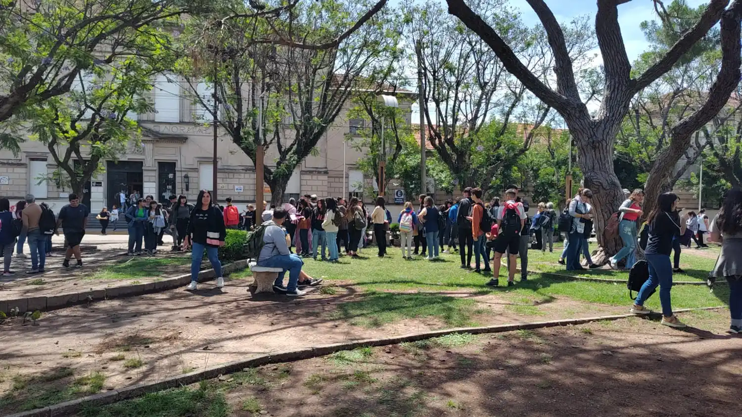 Amenaza de bomba escuela Normal chicos en la plaza