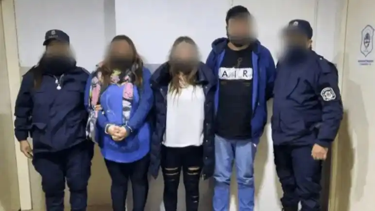 Dos mujeres y un hombre fueron detenidos por insultar e intentar robarle el arma a unos policías