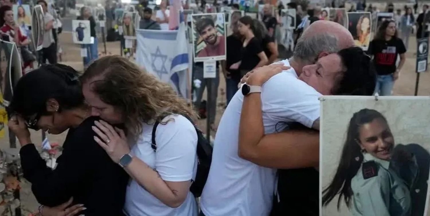 Ceremonia conmemorativa en Israel en el lugar del festival de música Nova, donde cientos de personas murieron a manos de la organización terrorista Hamás el 7 de octubre de 2023. Ariel Shalit/AP/DW