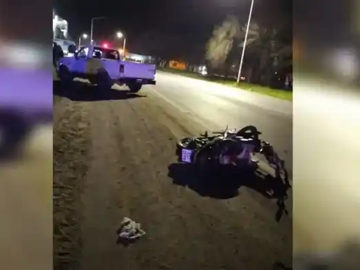 Adolescente iba en moto, chocó con una F-100 y lo internaron de urgencia