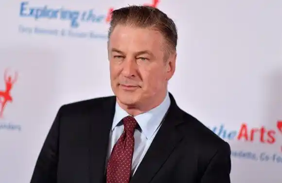 Alec Baldwin niega haber efectuado disparo que mató a mujer