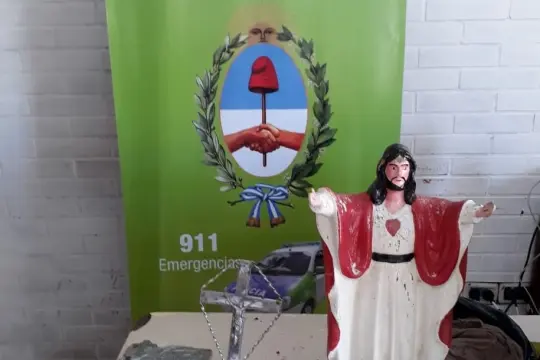 Detienen a un hombre por robar placas y cruces en el cementerio de Quilmes
