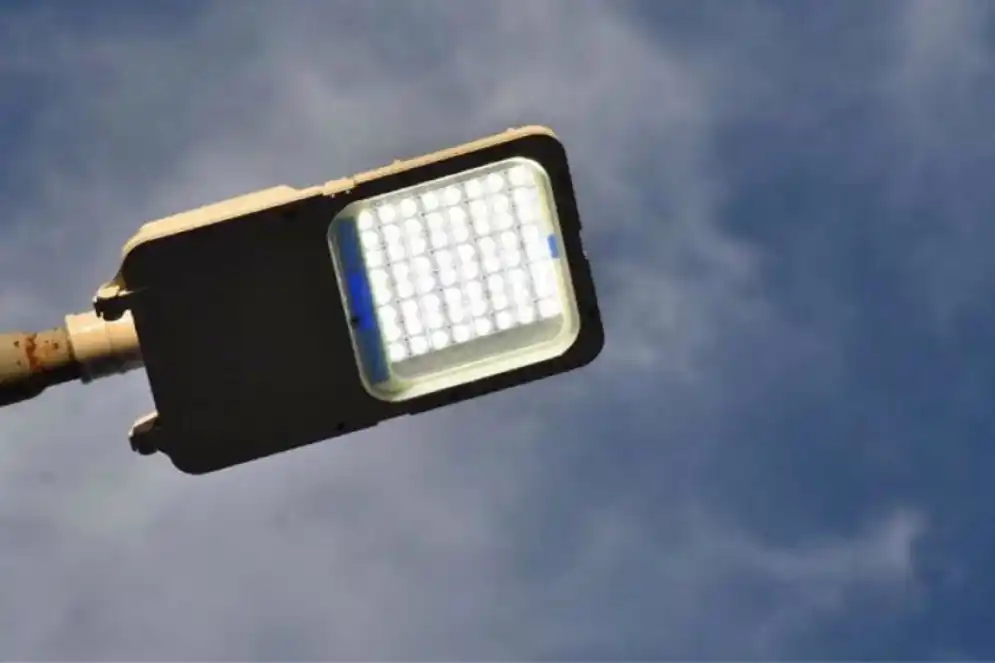 Peleas en Avellaneda por unas luces usadas que quieren instalar en Necochea